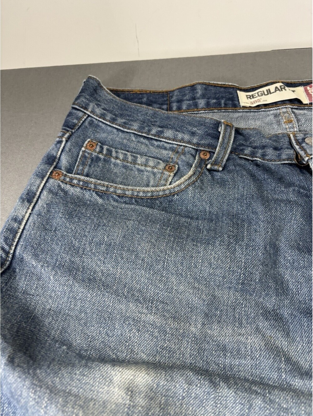 Levi's Jeans Mens Size 36x30 Blue 505 Regular Fit Straight Leg Medium Wash Denim - Picture 2 of 15